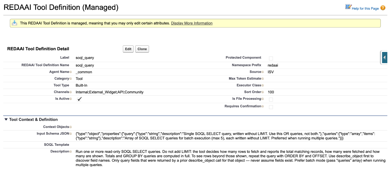 Captura em inglês do registro soql_query do tipo de metadados personalizados REDAAI Tool Definition na Configuração, com os botões Edit e Clone e um aviso de que o registro é gerenciado e só alguns atributos podem ser editados. Input Schema JSON descreve query, uma única consulta SOQL SELECT escrita sem LIMIT, e queries, até 5 consultas para execução em lote, cada uma sem LIMIT. Description começa assim: Run one or more read-only SOQL SELECT queries. Do not add LIMIT.
