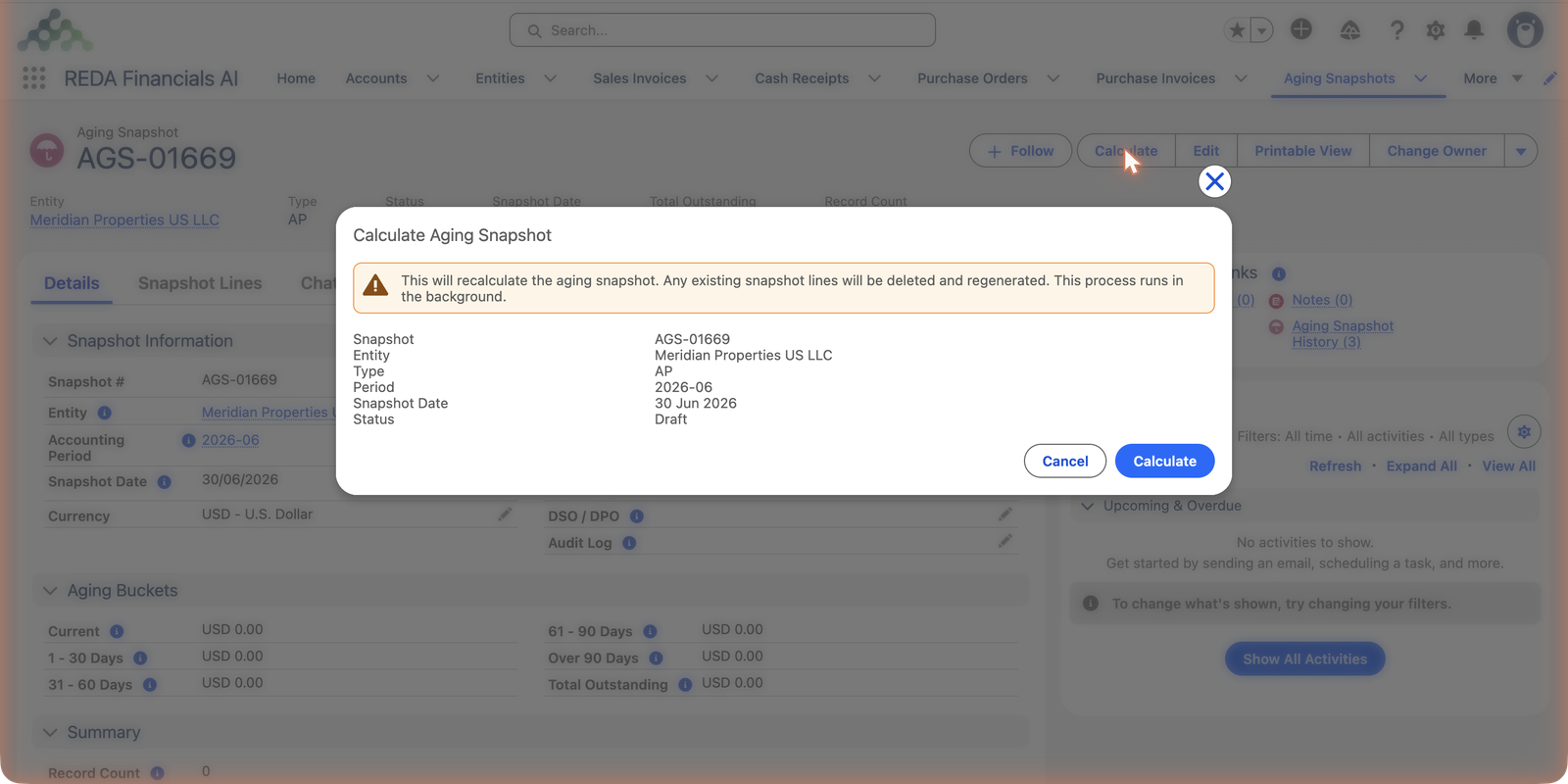 La boîte de dialogue de confirmation Calculer l’instantané de balance âgée dans REDA Financials AI. Un avertissement indique : « Cette action recalculera l’instantané de balance âgée. Les lignes existantes de l’instantané seront supprimées et régénérées. Ce processus s’exécute en arrière-plan. » En dessous, la boîte de dialogue récapitule : Instantané AGS-01669, Entité Meridian Properties US LLC, Type Fournisseurs, Période 2026-06, Date de l’instantané 30 juin 2026, Statut Brouillon — avec les boutons Annuler et Calculer.