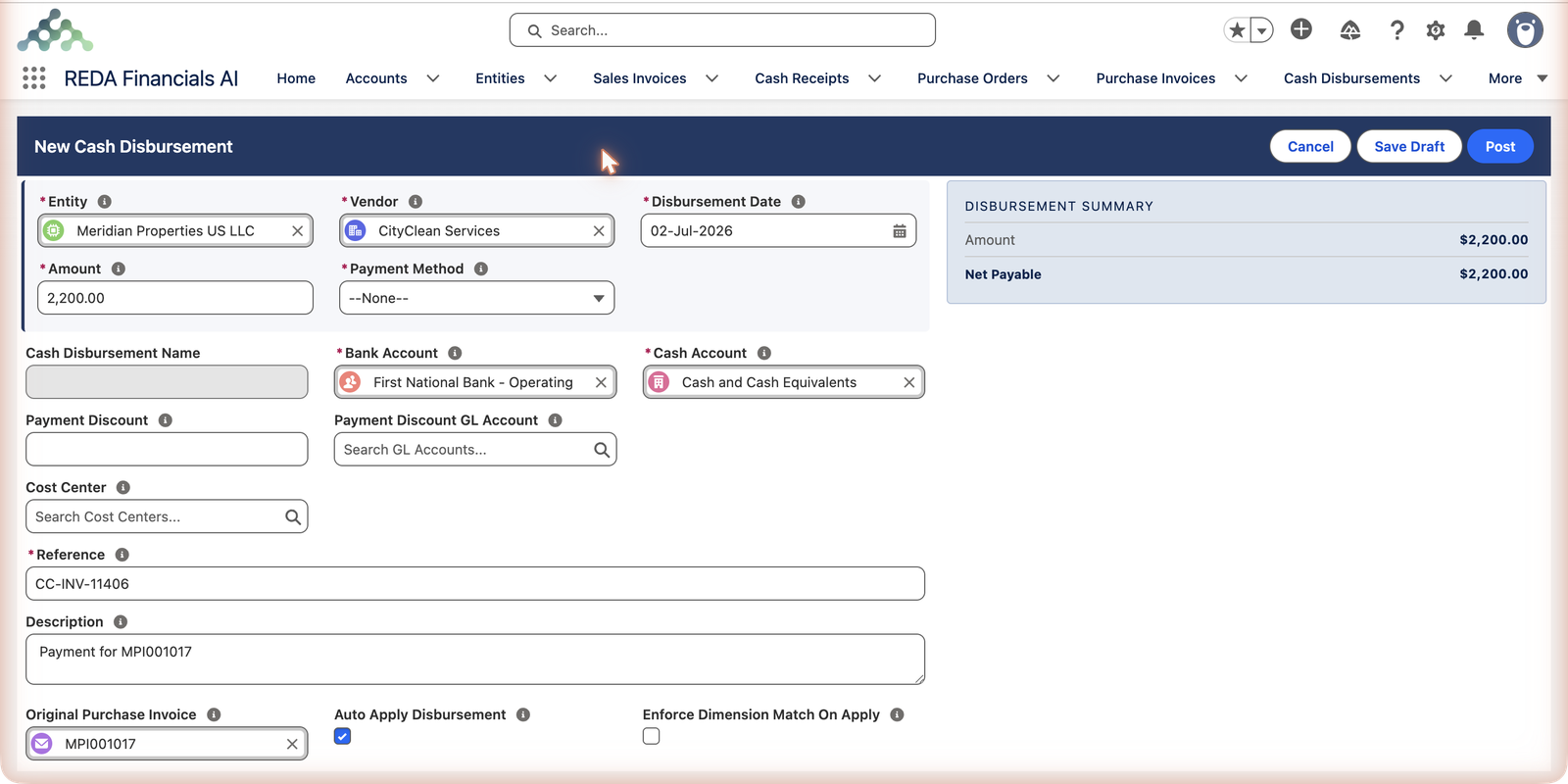 Le formulaire de nouveau décaissement dans REDA Financials AI, ouvert depuis une facture impayée et prérempli : Entité Meridian Properties US LLC, Fournisseur CityClean Services, Date de décaissement 02/07/2026, Montant 2 200,00, Compte bancaire First National Bank - Operating, Compte de trésorerie Trésorerie et équivalents de trésorerie, Référence CC-INV-11406, Description « Payment for MPI001017 », Facture d’achat d’origine MPI001017 et la case Imputation auto du décaissement cochée. Le Mode de paiement n’est pas encore renseigné. Le panneau de droite affiche le Récapitulatif du décaissement avec Montant 2 200,00 $ et Net à payer 2 200,00 $. Boutons de l’en-tête : Annuler, Enregistrer le brouillon, Comptabiliser.