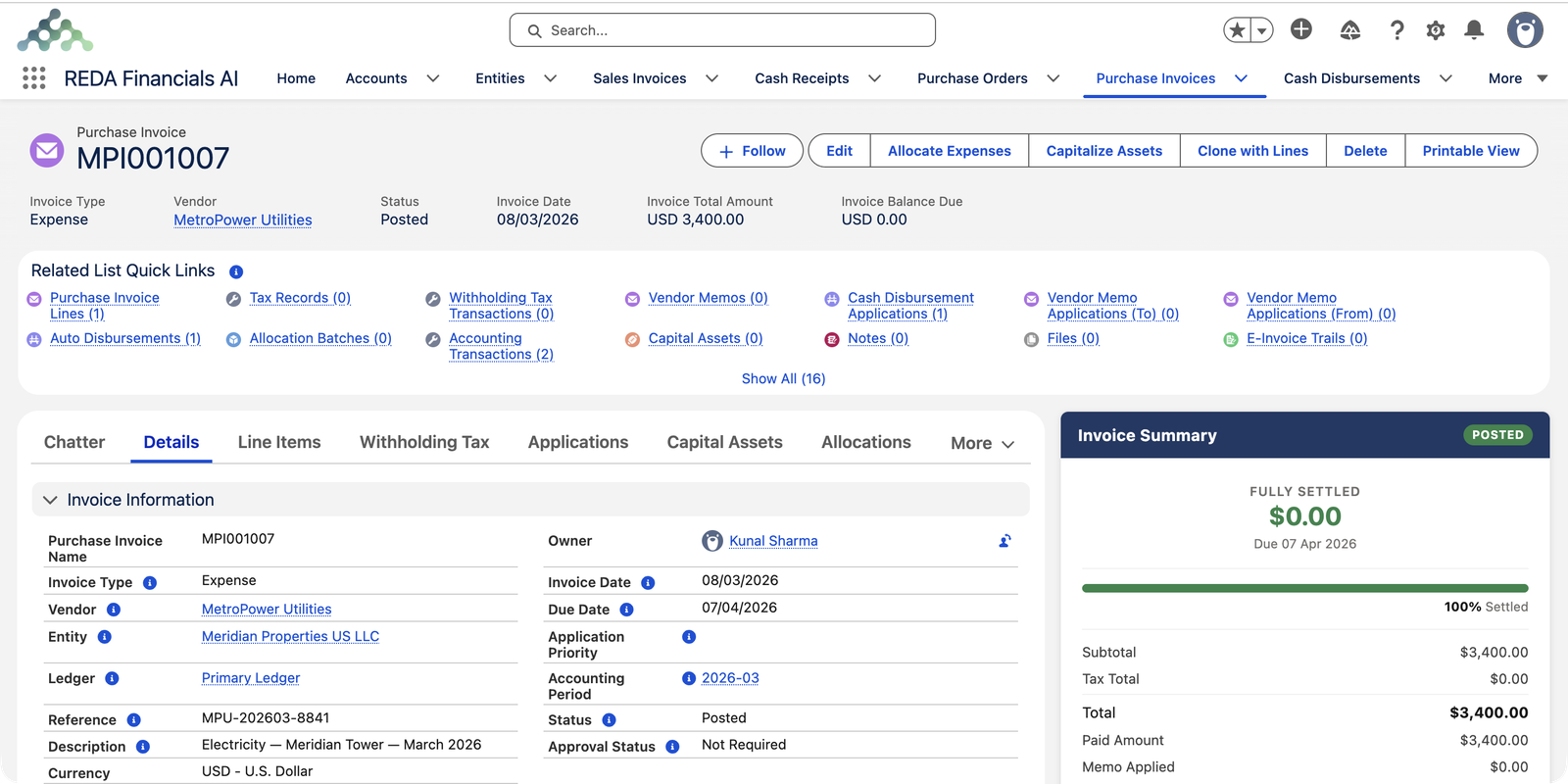 Un enregistrement de facture d’achat de type Charge : la facture d’électricité de MetroPower Utilities pour Meridian Properties US LLC, Type de facture Charge, Statut Comptabilisé, Montant total de la facture 3 400,00 USD et Solde dû de la facture 0,00 USD. Les liens rapides des listes associées comprennent Auto Disbursements, qui affiche l’enregistrement de paiement créé automatiquement.