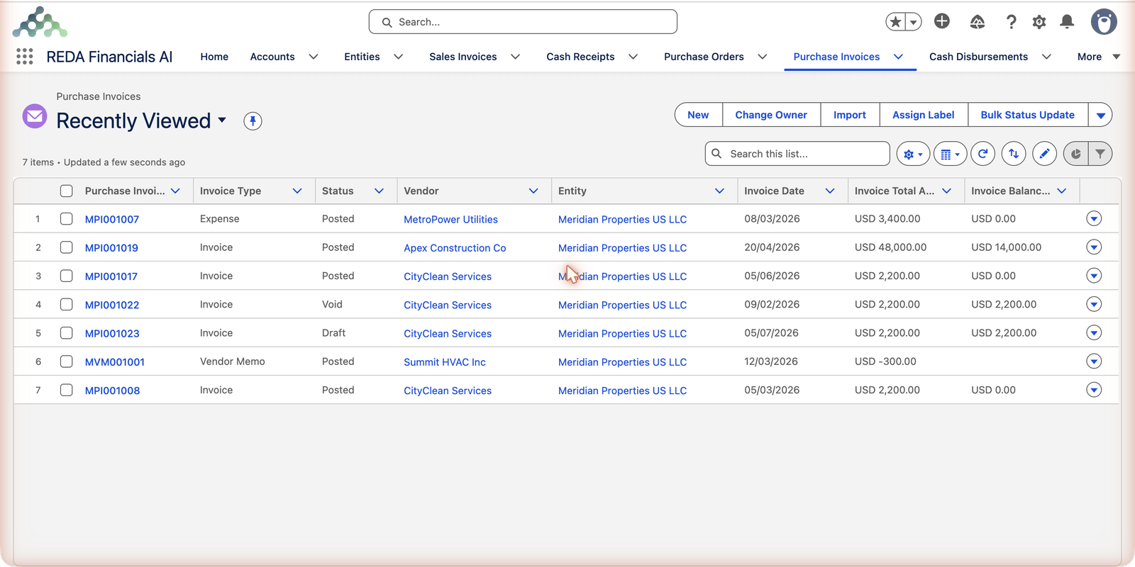 Une vue de liste Factures d’achat dans REDA Financials AI affichant sept factures de Meridian Properties de types mixtes (Charge, Facture, Avoir fournisseur) et de statuts variés (Comptabilisé, Annulé, Brouillon), chacune avec une case à cocher de ligne. Les boutons d’en-tête comprennent Nouveau, Changer le propriétaire, Importer, Attribuer une étiquette et Mise à jour groupée des statuts.