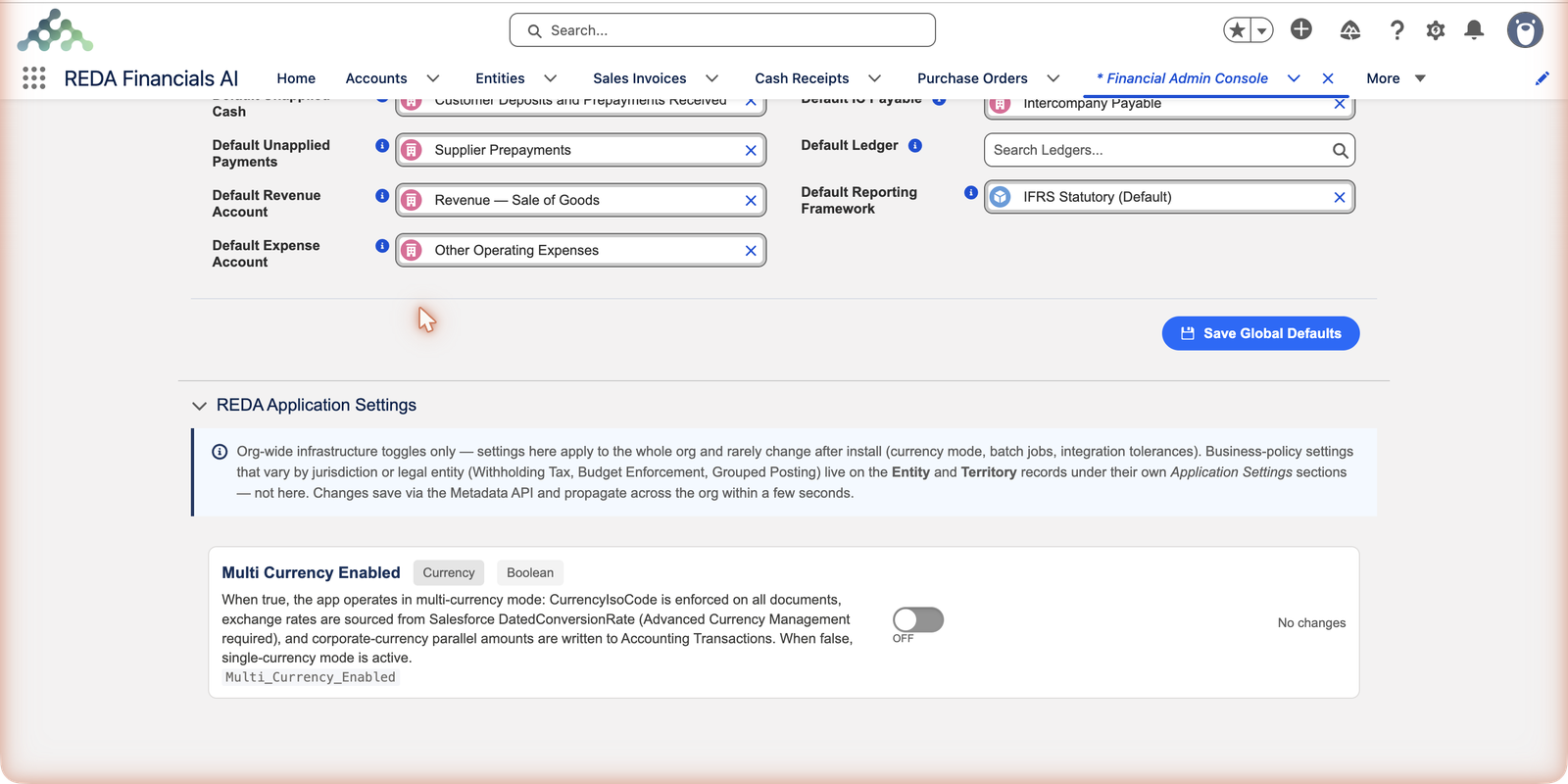 La section Paramètres de l’application REDA de l’onglet Configuration financière de la Console d’administration financière, montrant le paramètre Multi Currency Enabled avec les badges Devise et Booléen, une description du mode multidevise et son commutateur en position DÉSACTIVÉ avec la mention Aucune modification.
