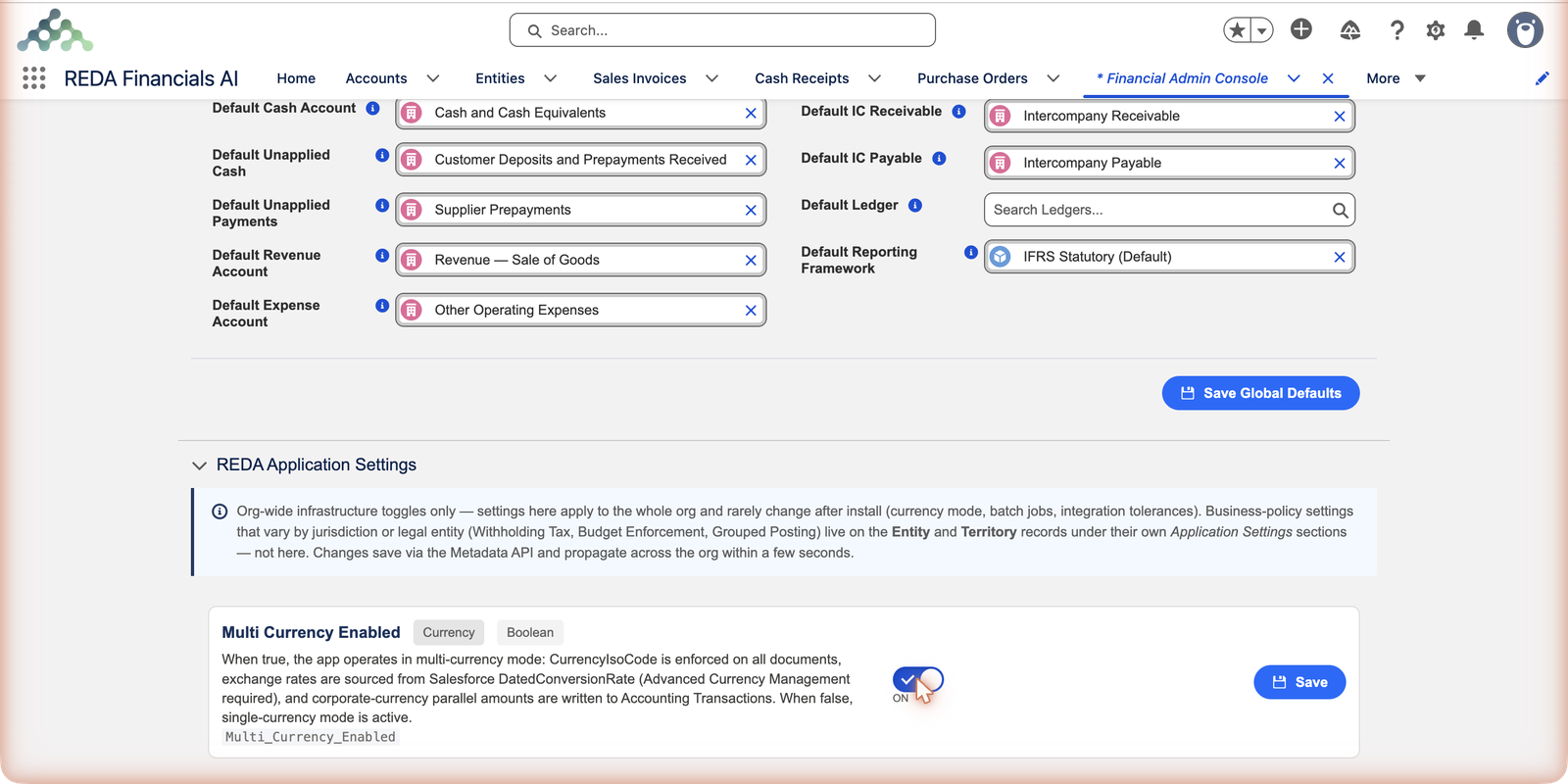 Le même paramètre Multi Currency Enabled avec le commutateur basculé sur ACTIVÉ et un bouton Enregistrer désormais visible à côté de la ligne du paramètre.