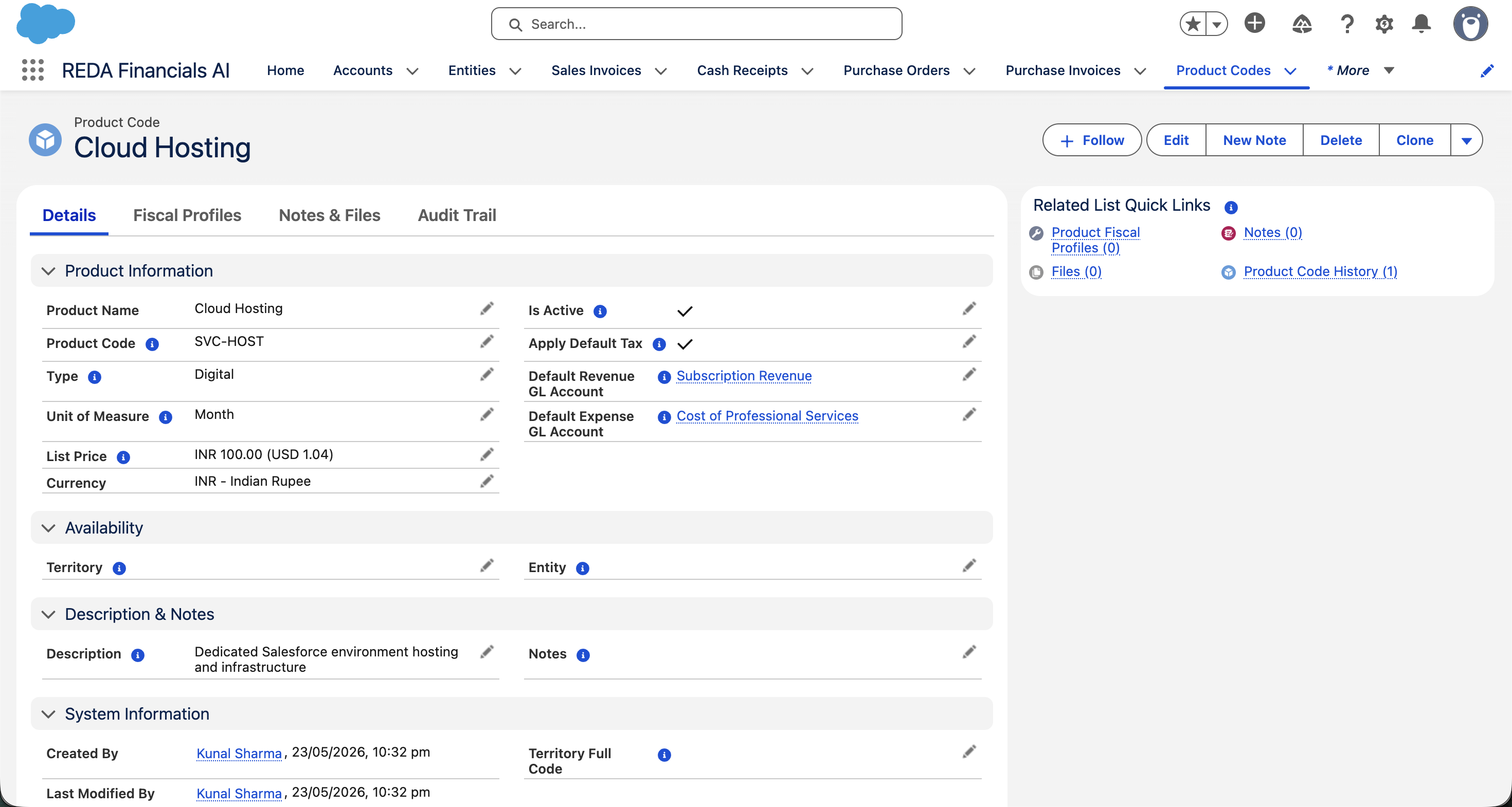 La page d’un enregistrement Code produit dans REDA Financials AI, pour Hébergement cloud. L’onglet Détails affiche la section Informations du produit — Nom du produit (Hébergement cloud), Code produit (SVC-HOST), Type (Numérique), Unité de mesure (Mois), Prix catalogue (100,00&nbsp;INR / 1,04&nbsp;USD), Actif et Appliquer la taxe par défaut tous deux cochés, Compte général de produits par défaut (Produits d’abonnement) et Compte général de charges par défaut (Coût des services professionnels) — ainsi que les sections Disponibilité, Description et notes et Informations système. Les onglets Détails, Profils fiscaux, Notes et fichiers et Piste d’audit s’étendent en haut de la page, avec les liens rapides des listes associées vers les profils fiscaux de produit, les fichiers, les notes et l’historique du code produit.