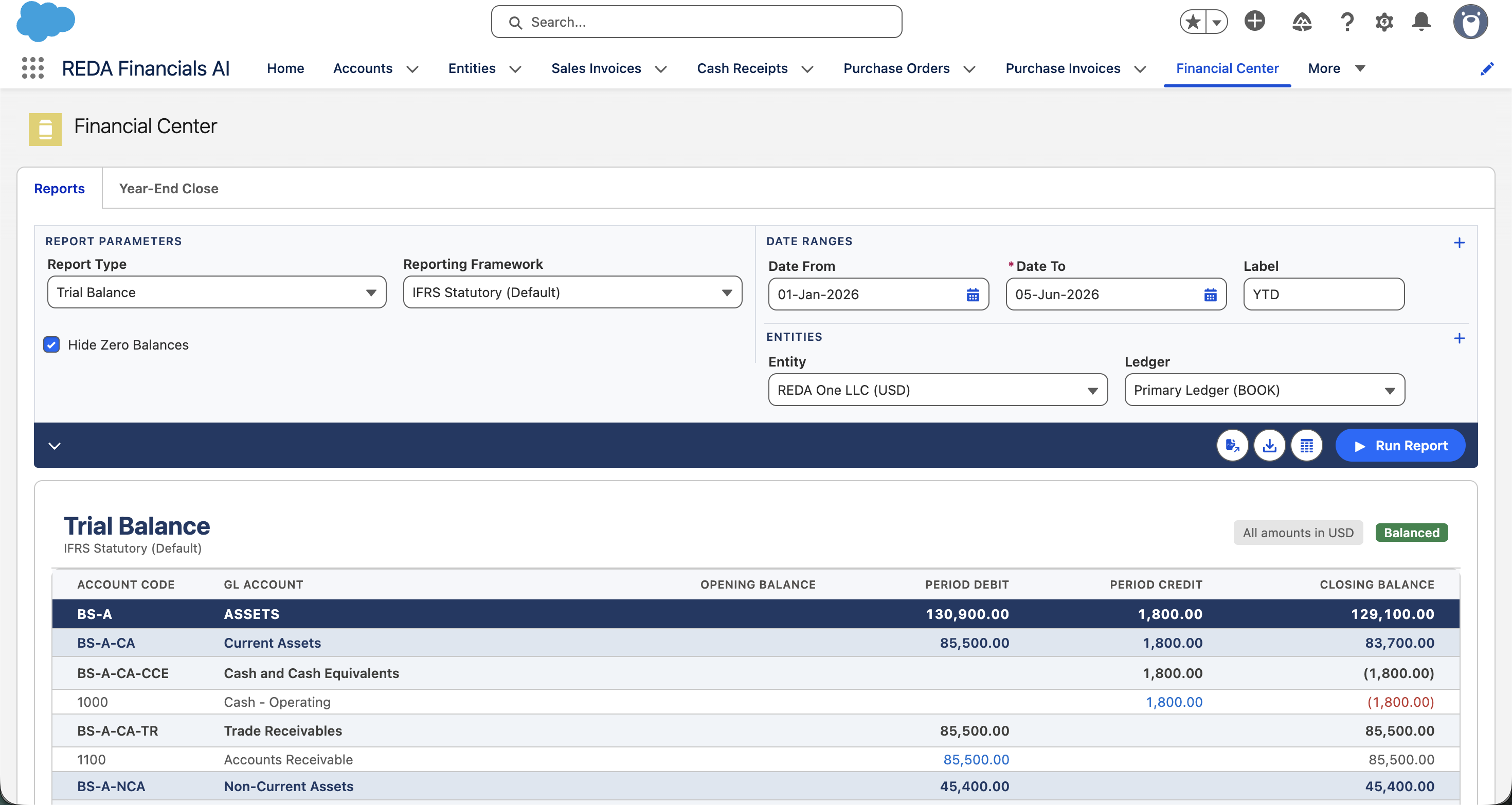Une balance générale sur l’écran Rapports du Centre financier, générée avec le référentiel de reporting IFRS Statutory (Default) sélectionné. La hiérarchie des groupes du référentiel structure l’état — BS-A Assets, BS-A-CA Current Assets, BS-A-CA-CCE Cash and Cash Equivalents, BS-A-CA-TR Trade Receivables, BS-A-NCA Non-Current Assets — pour l’entité REDA One LLC en USD.