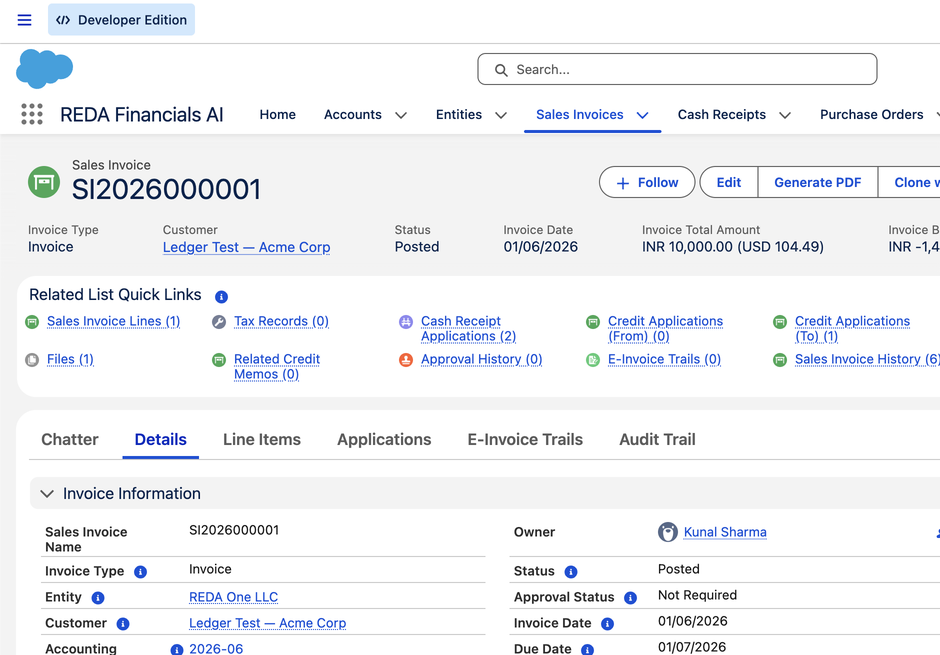 Un enregistrement de facture de vente comptabilisée dans REDA Financials AI. Le panneau des points forts affiche le Type de facture (Facture), le Client (Ledger Test — Acme Corp), le Statut (Comptabilisé), la Date de facture et le Montant total de la facture (10 000 INR / 104,49 USD). Les liens rapides des listes associées mènent notamment aux lignes de facture de vente, aux enregistrements de taxe, aux Imputations d’encaissement, aux imputations d’avoir et aux Transactions comptables. L’onglet Détails affiche la section Informations de la facture — Type de facture (Facture), Entité (REDA One LLC), Client, Période comptable, Statut (Comptabilisé) et Statut d’approbation (Non requise).